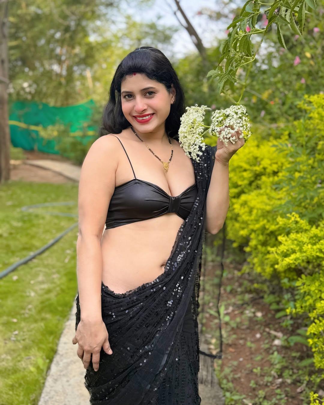 Renu Aunty Hot HD Photos Pics Gallery Telugu Mallu Tollywood Bollywood South Actress - Gallery 2