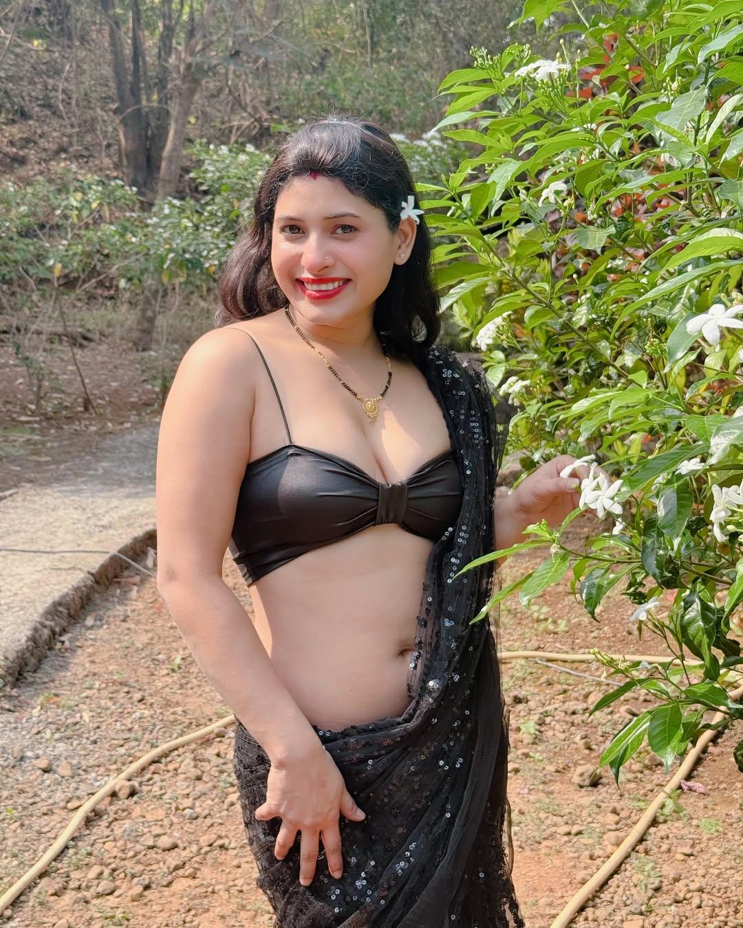 Renu Aunty Hot HD Photos Pics Gallery Telugu Mallu Tollywood Bollywood South Actress - Gallery 2