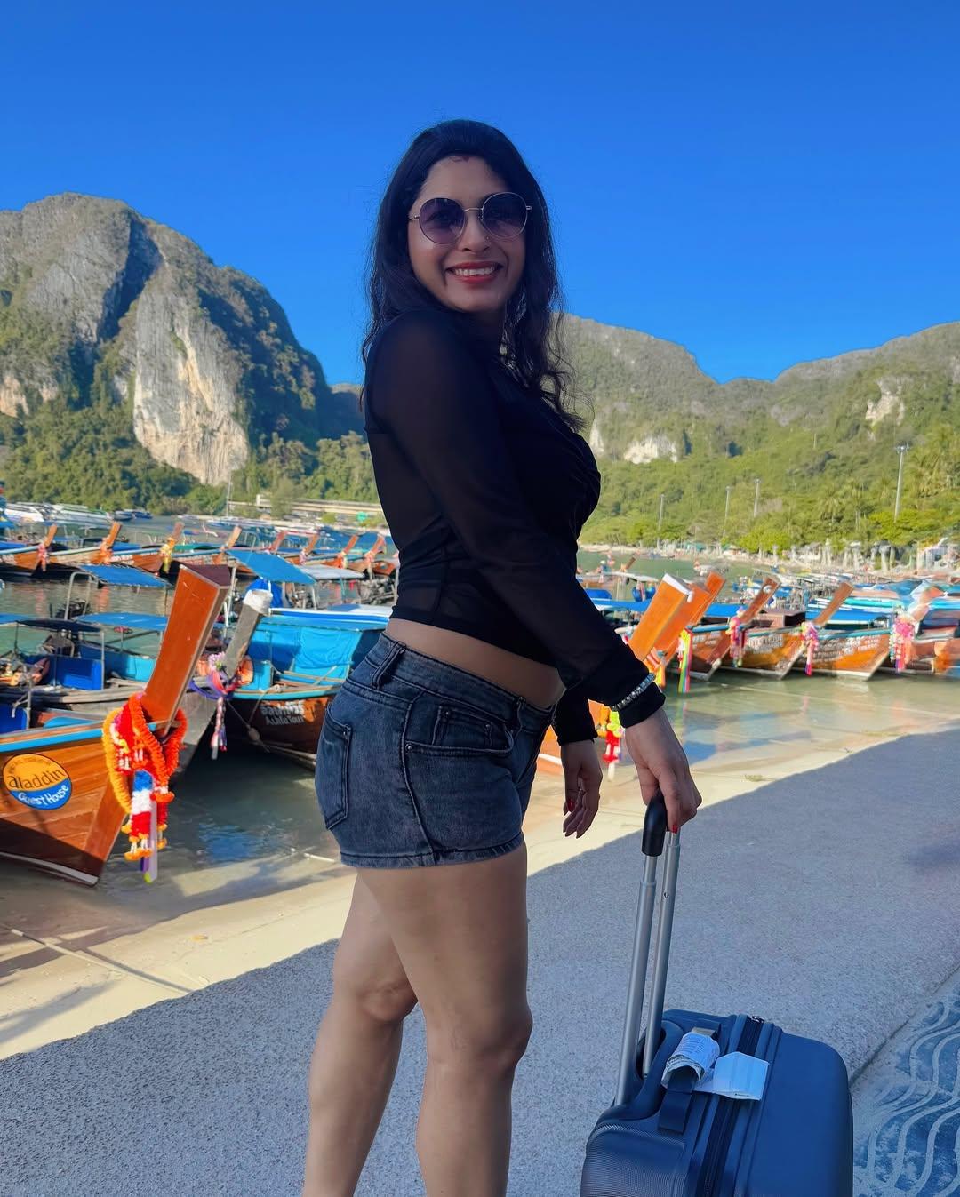Renu Aunty Hot HD Photos Pics Gallery Telugu Mallu Tollywood Bollywood South Actress - Gallery 2