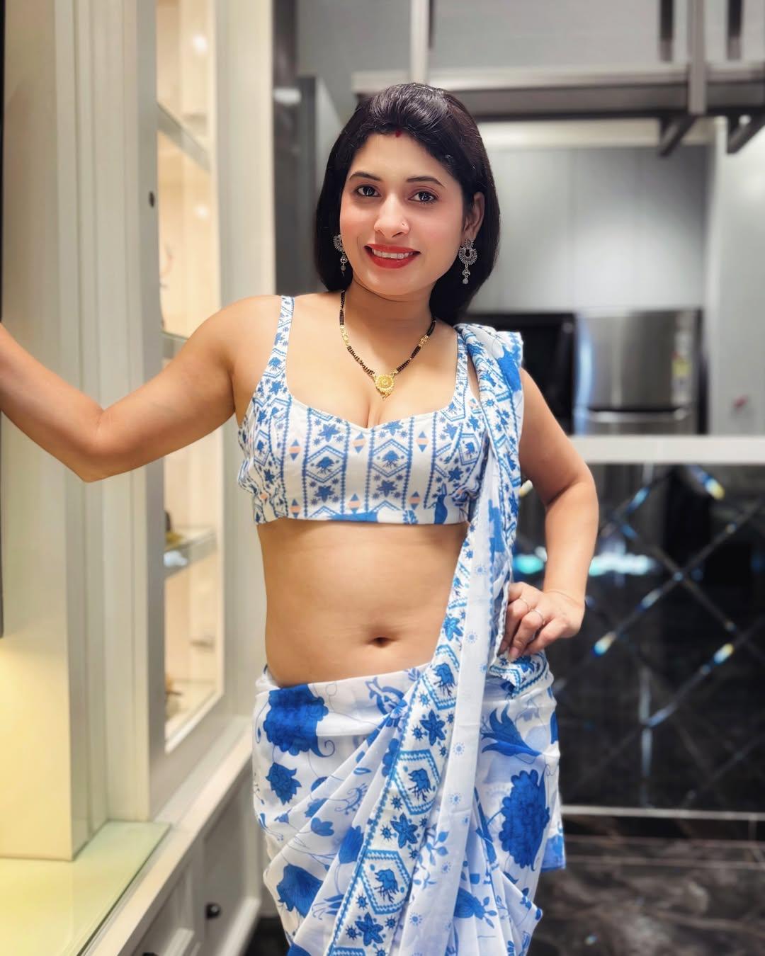 Renu Aunty Hot HD Photos Pics Gallery Telugu Mallu Tollywood Bollywood South Actress - Gallery 2