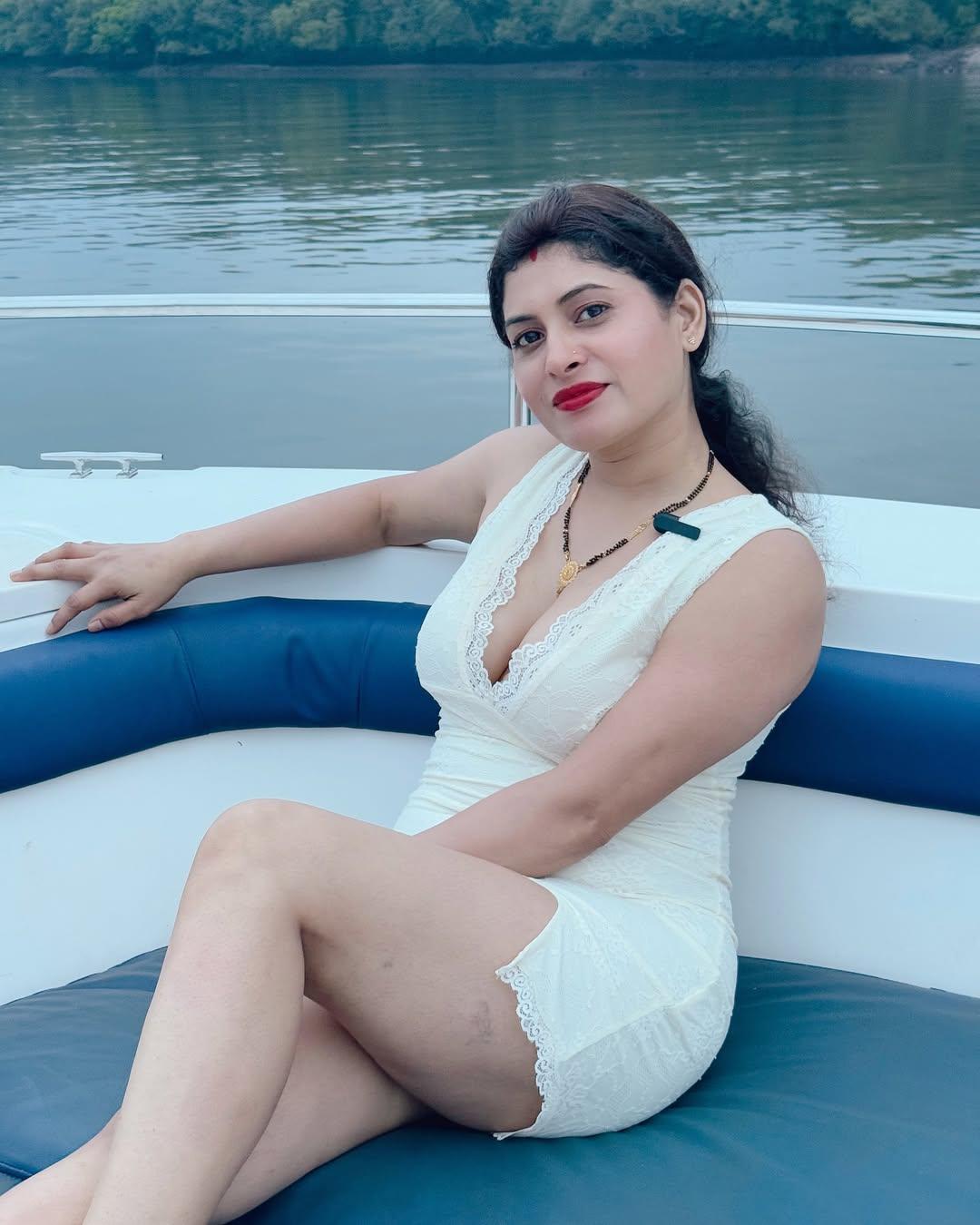 Renu Aunty Hot HD Photos Pics Gallery Telugu Mallu Tollywood Bollywood South Actress - Gallery 2