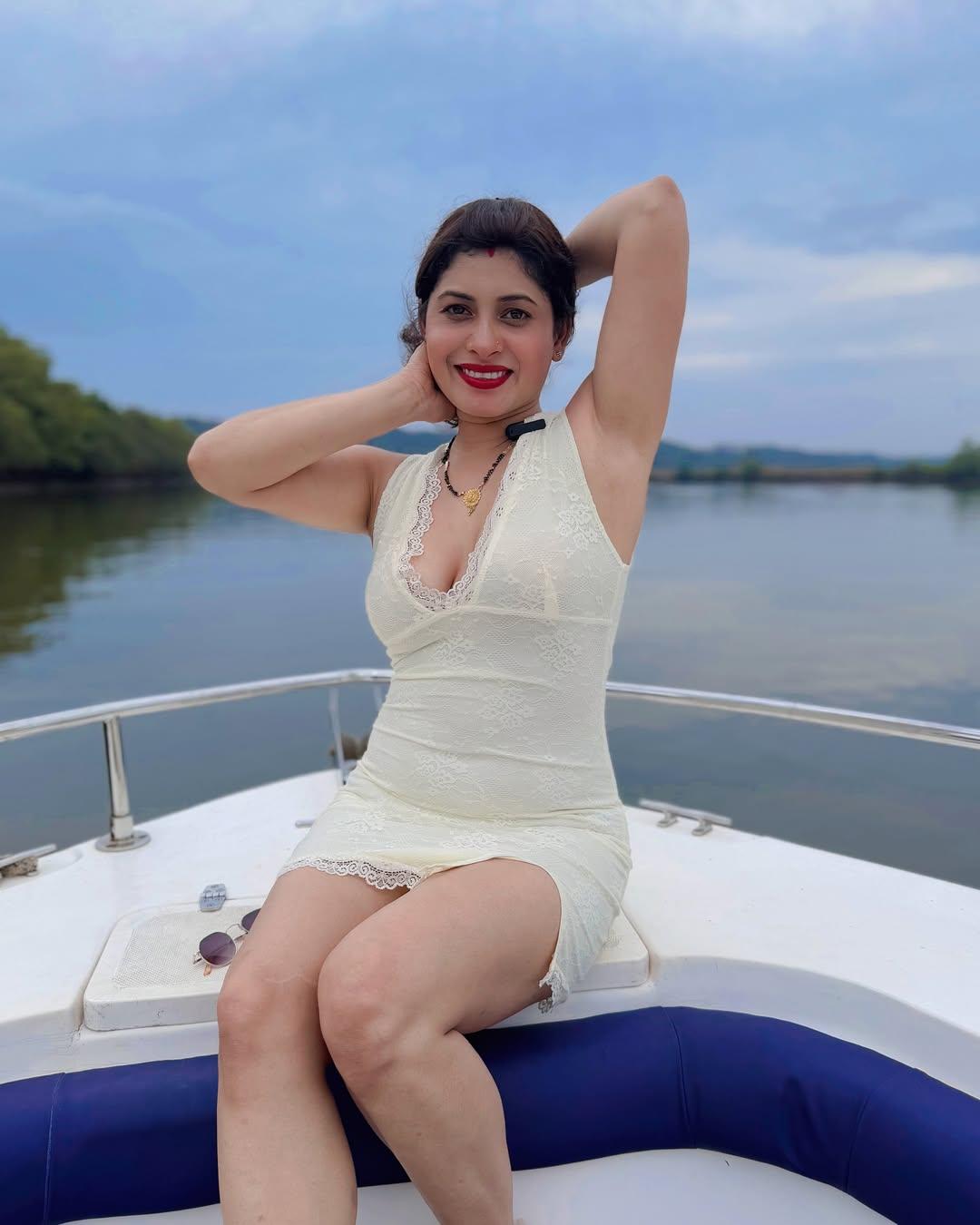 Renu Aunty Hot HD Photos Pics Gallery Telugu Mallu Tollywood Bollywood South Actress - Gallery 2