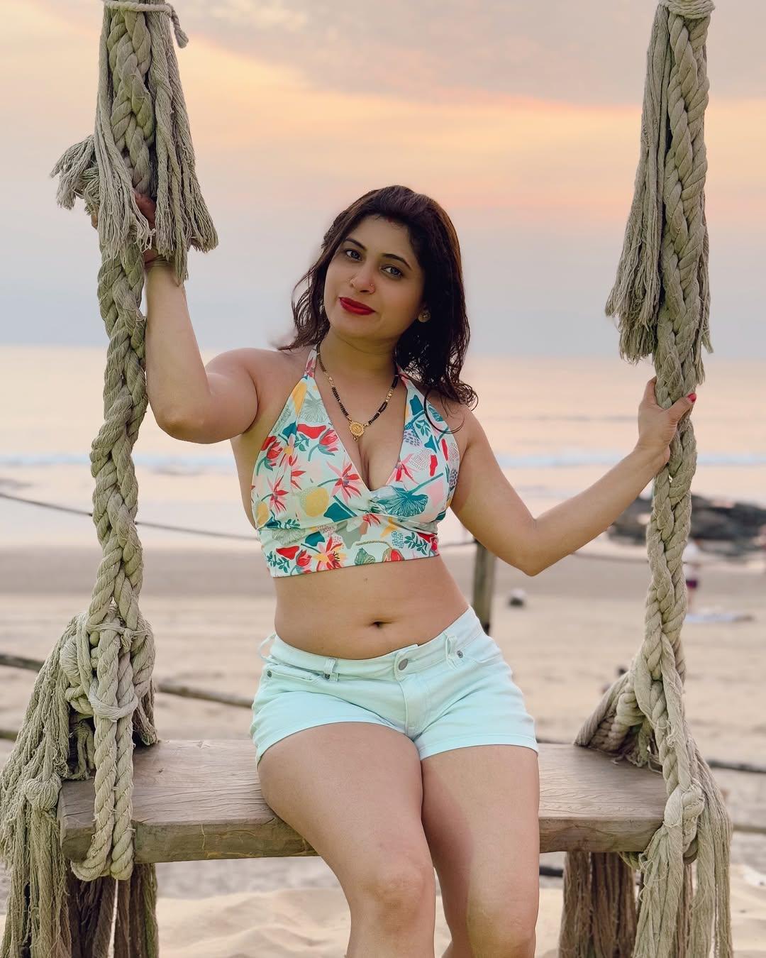 Renu Aunty Hot HD Photos Pics Gallery Telugu Mallu Tollywood Bollywood South Actress - Gallery 2
