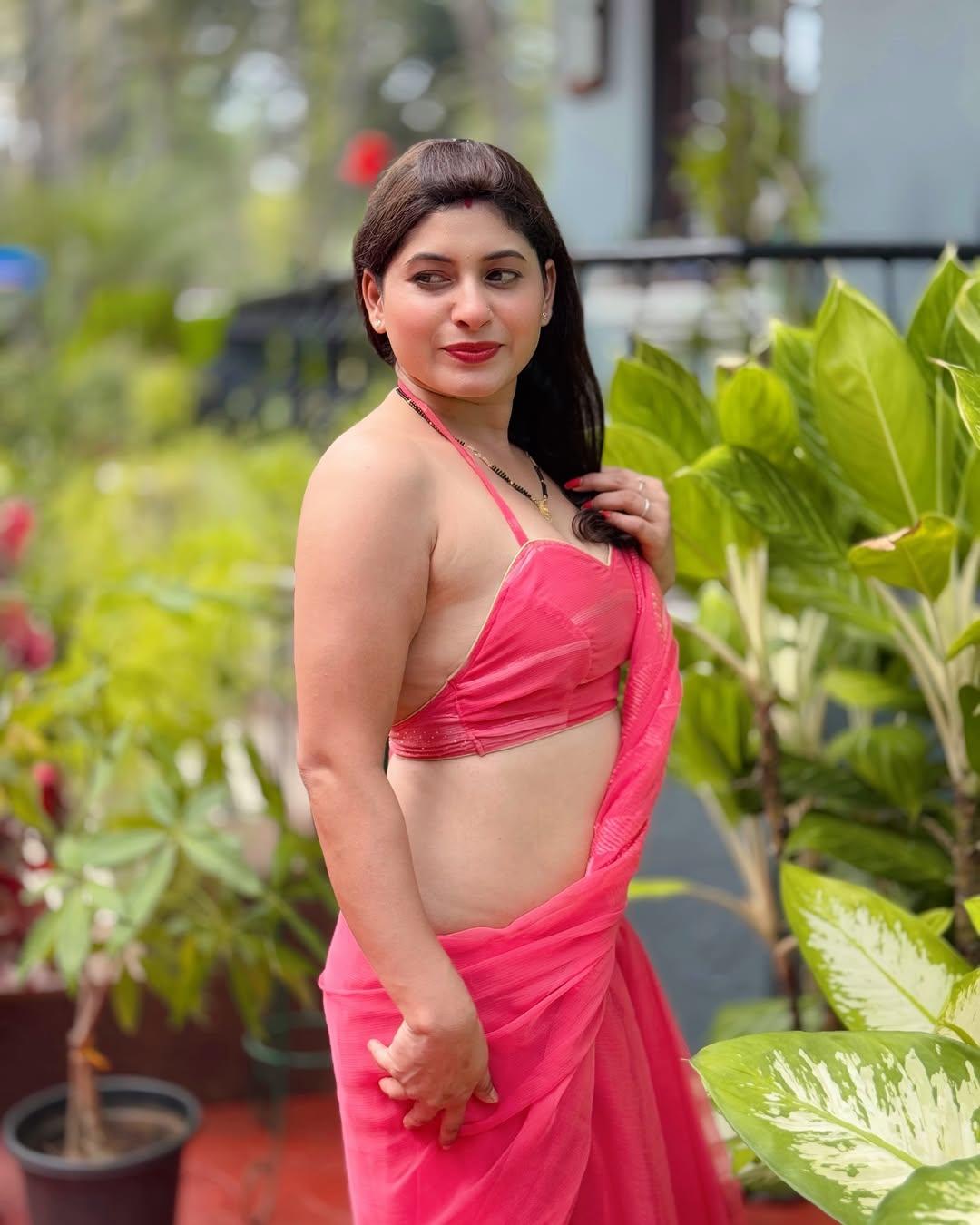 Renu Aunty Hot HD Photos Pics Gallery Telugu Mallu Tollywood Bollywood South Actress - Gallery 2