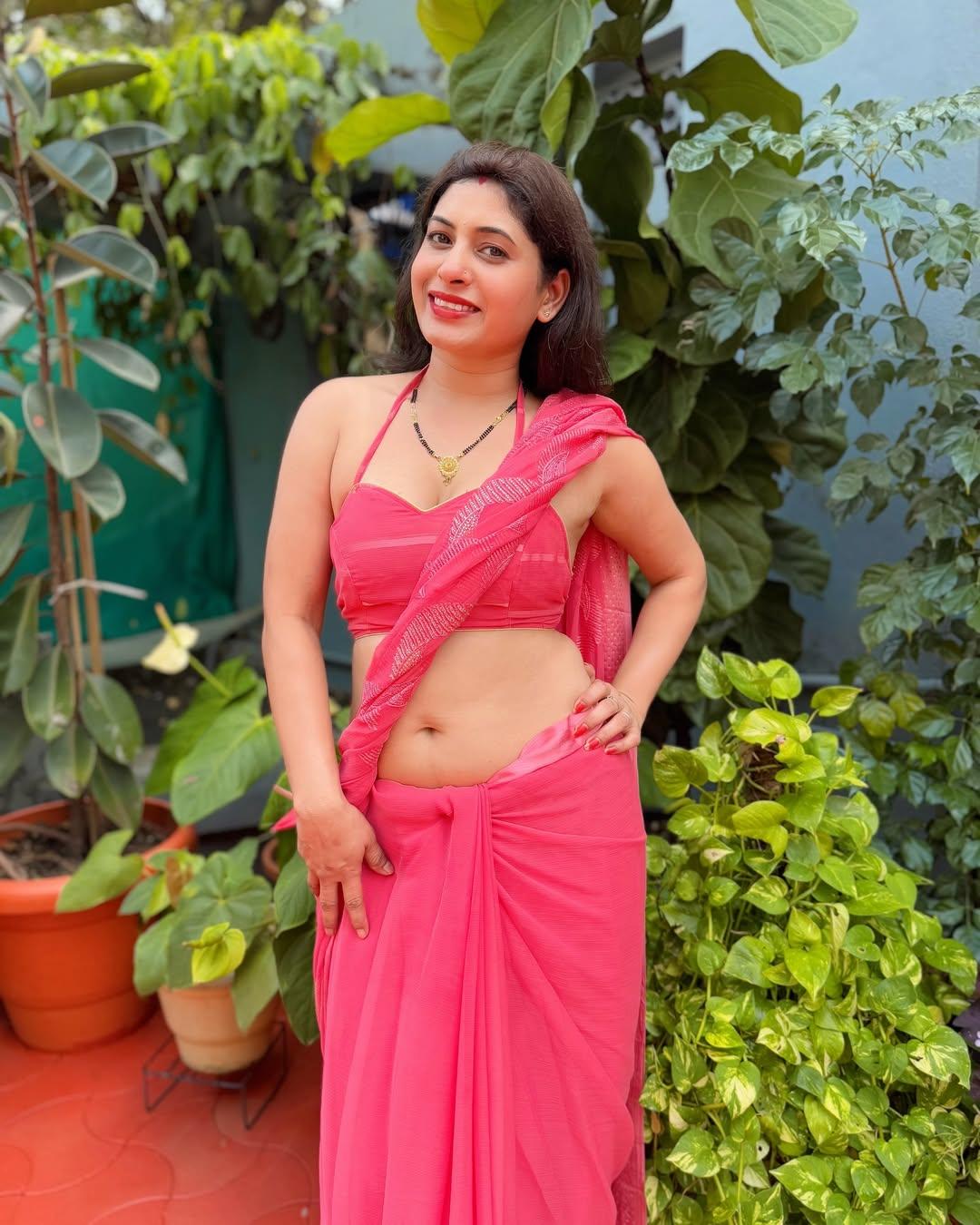 Renu Aunty Hot HD Photos Pics Gallery Telugu Mallu Tollywood Bollywood South Actress - Gallery 2