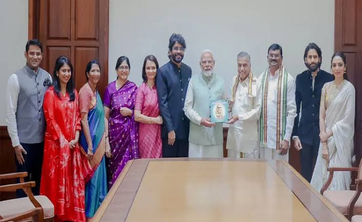 మోడీని కలిసిన నాగార్జున ఫ్యామిలీ