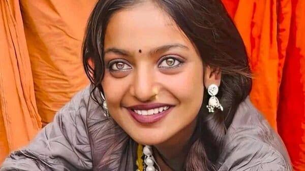 మోనాలిసాను వాడుకుంటున్న డైరెక్టర్.. సినిమా ఛాన్స్ ఇవ్వడు
