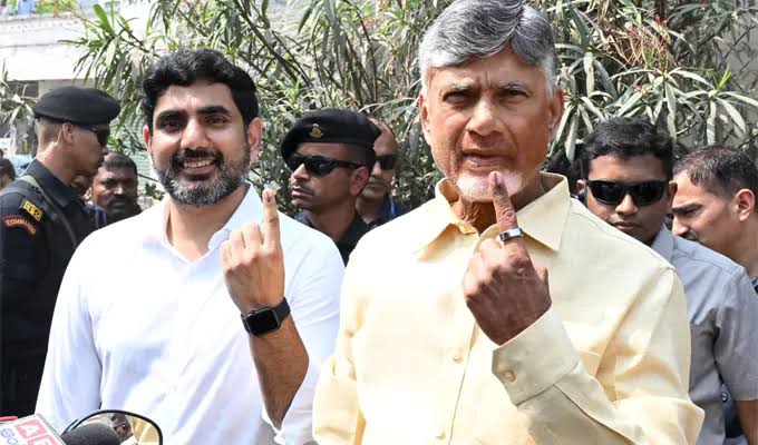 ఓటు వేసిన చంద్రబాబు, లోకేష్