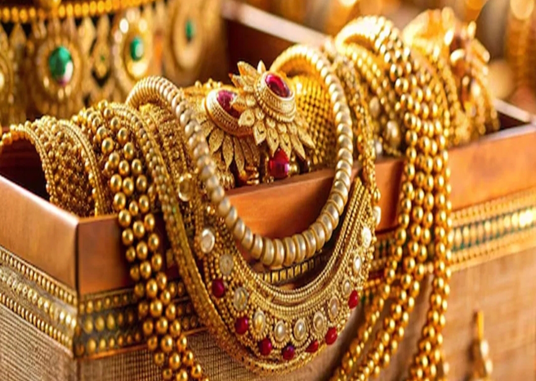 స్వల్పంగా తగ్గిన బంగారం ధరలు
