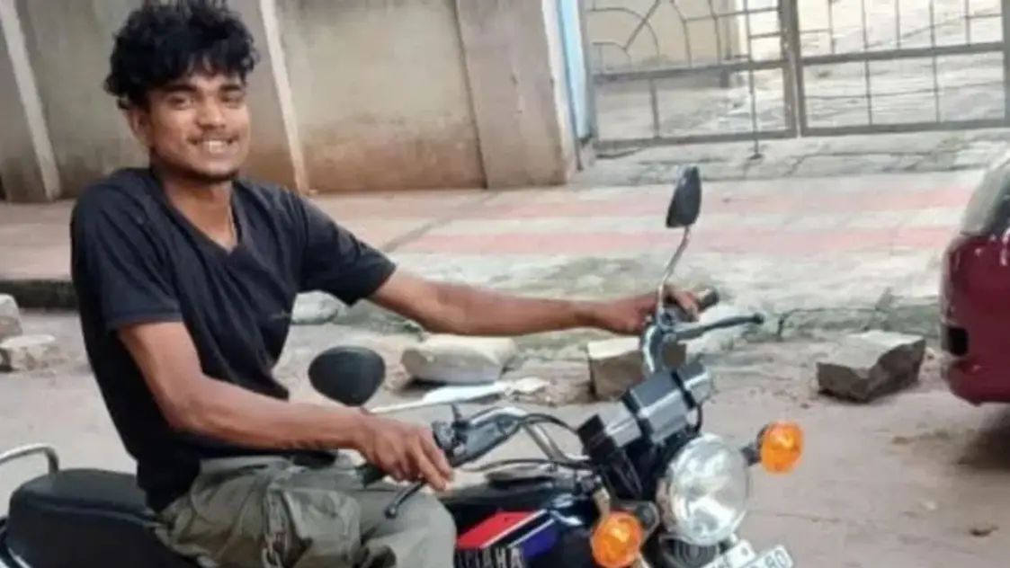 మహిళ ముందు ప్యాంట్ జిప్ తీసి చూపిస్తూ..