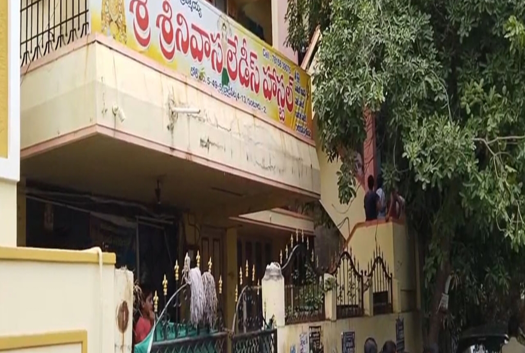 యువతులు స్నానం చేస్తుండగా ఫ్లాష్ లైట్.. ఏంటని చూస్తే..?