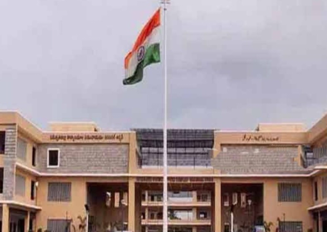 కలెక్టర్ కార్యాలయాలకు బాంబు బెదిరింపు