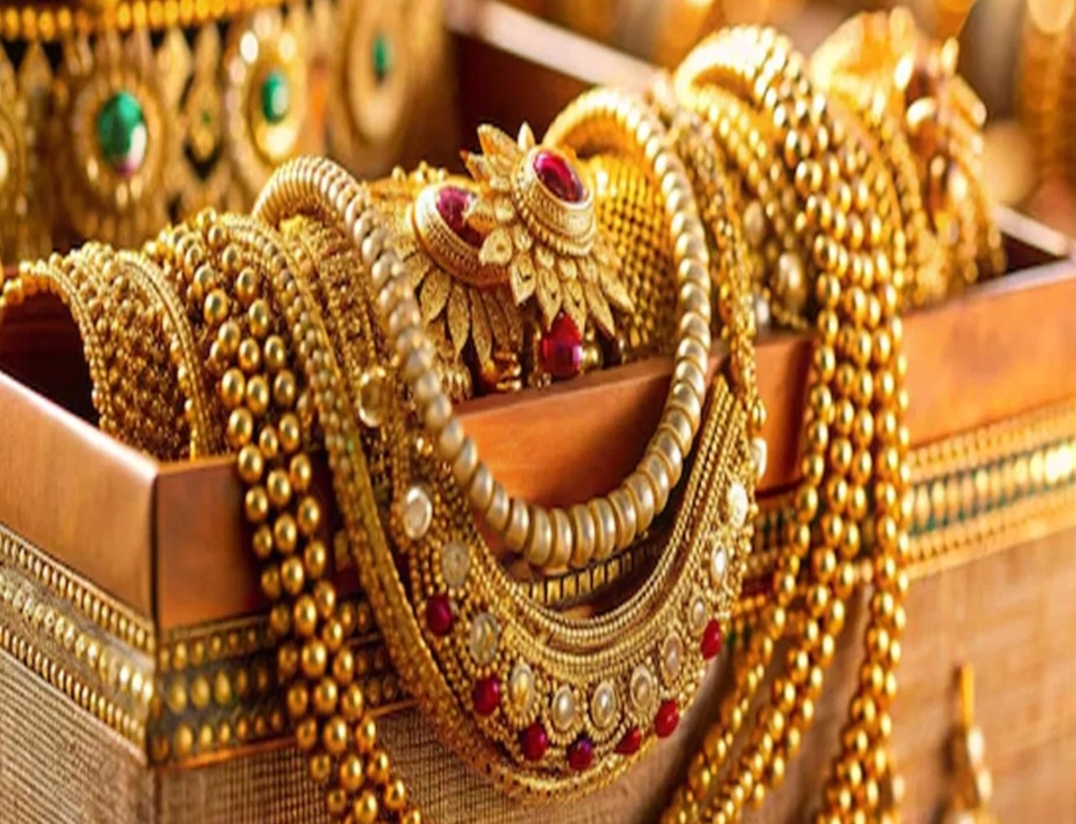 స్వల్పంగా తగ్గిన బంగారం ధరలు