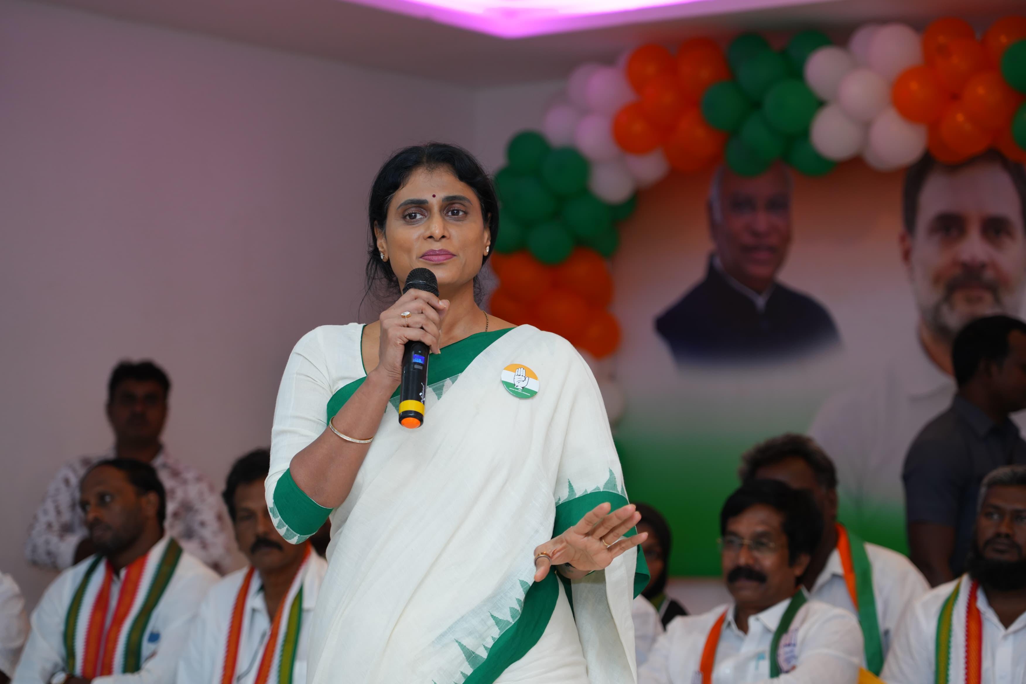 జగన్ ర్యాలీలపై నిషేధం విధించాలి: షర్మిల