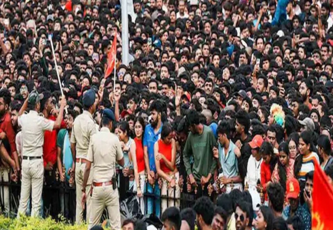 తొక్కిసలాట ఘటన: గాయపడిన వారికి నోటీసులు