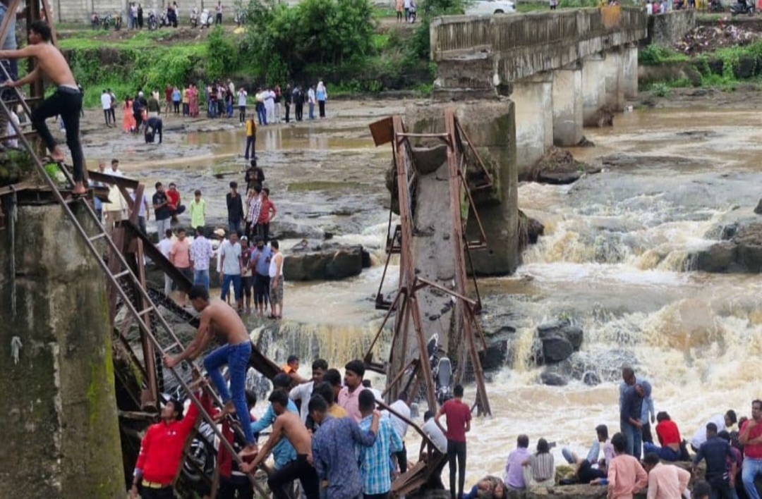 వంతెన కూలిన ఘటన: మృతదేహాల వెలికితీత