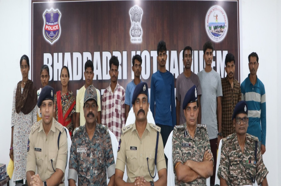 లొంగిపోయిన మావోయిస్టు పార్టీ సభ్యులు