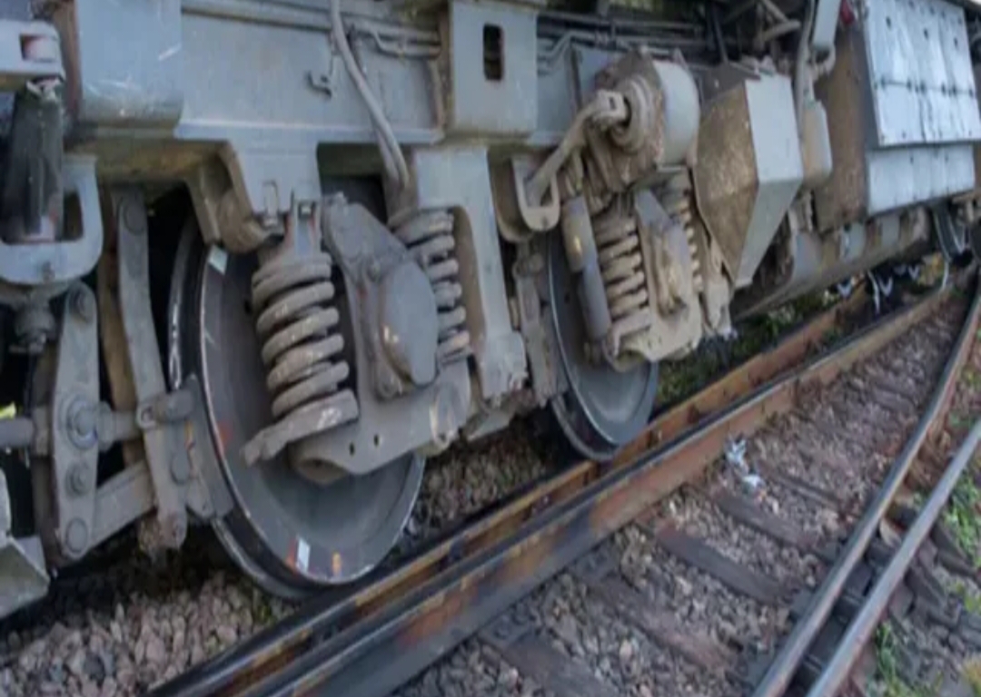 Breaking: పట్టాలు తప్పిన రైలు