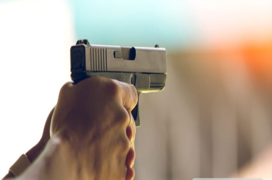 ముందు సీటు కోసం గొడవ.. తండ్రిని గన్ తో కాల్చి చంపిన కొడుకు