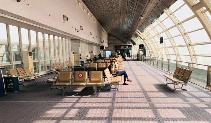 వాష్రూమ్ కు వెళ్లి.. రూ.2.65 లక్షలు నష్టపోయాడు