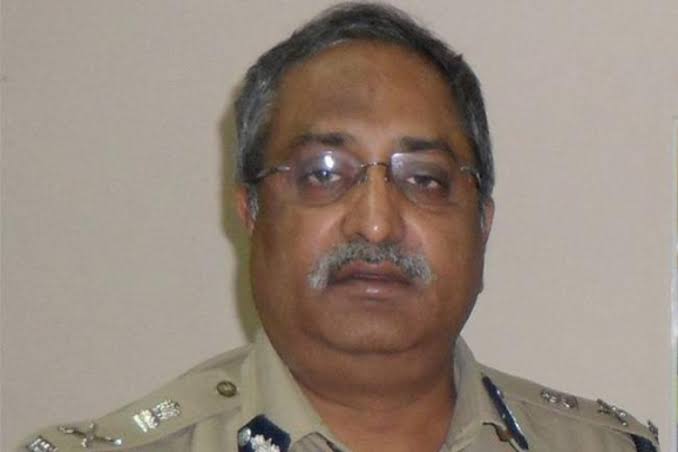లాసెట్ పరీక్ష రాసిన రిటైర్డ్ IPS
