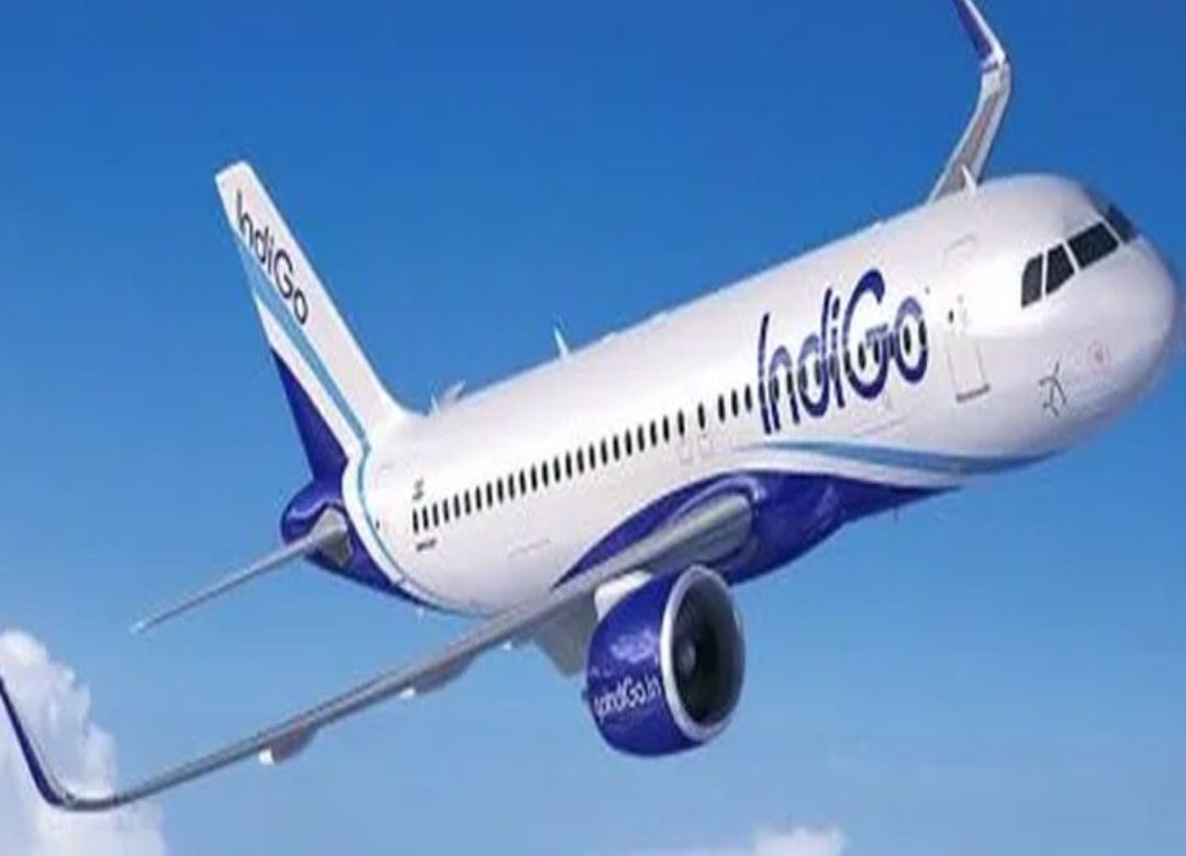 విమానం గాలిలో ఉండగానే తెరుచుకున్న కిటికీలు