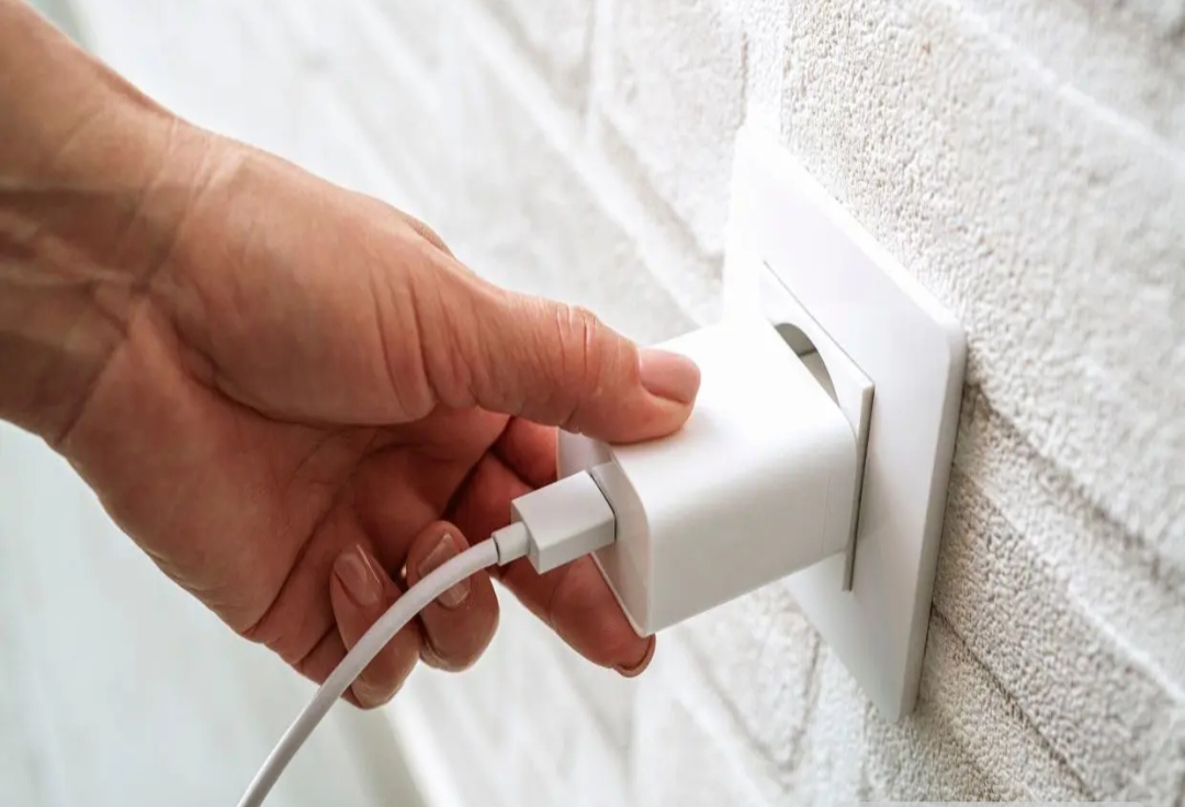 ఛార్జర్ ప్లగ్ లో పెట్టి అలాగే వదిలేస్తున్నారా?