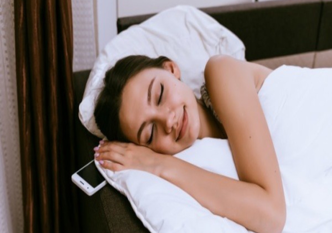నిద్రపోయేప్పుడు మొబైల్ దిండు కిందే పెట్టుకుంటున్నారా..?
