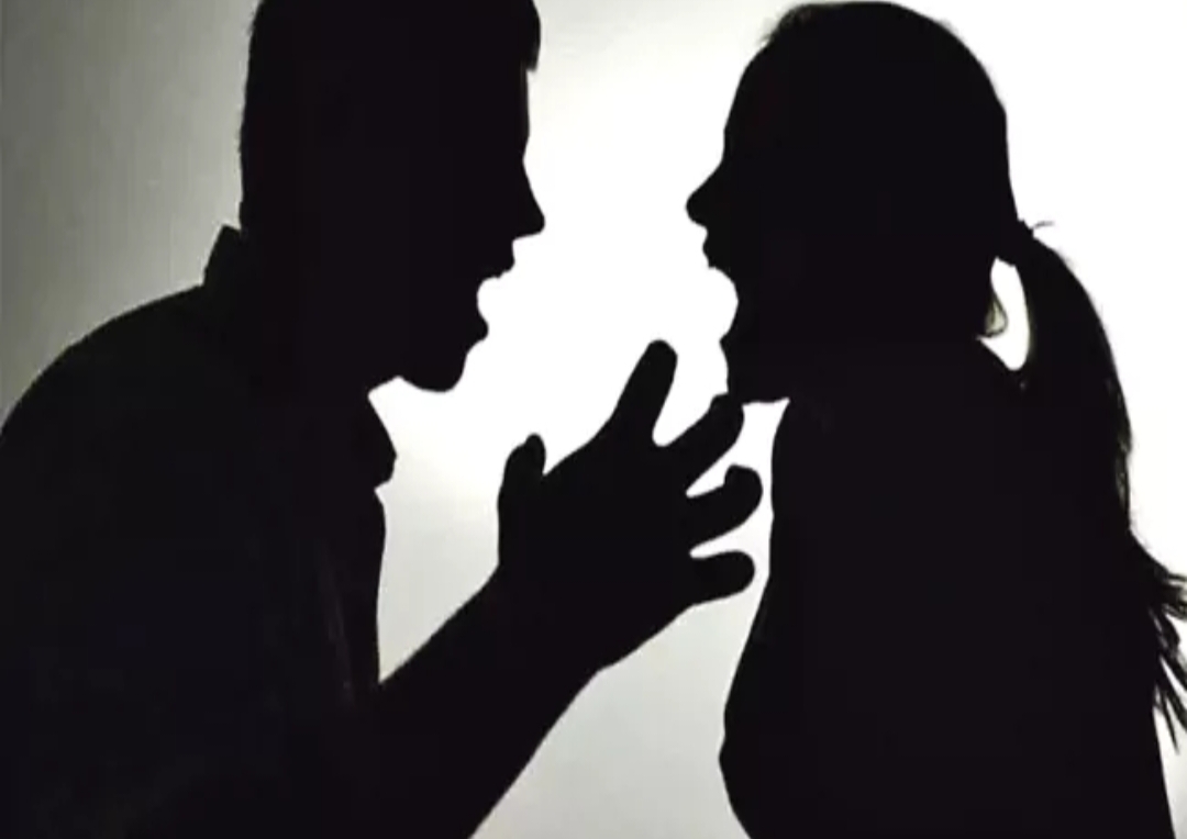 భర్త నాలుక కొరికి నమిలి మింగేసిన భార్య