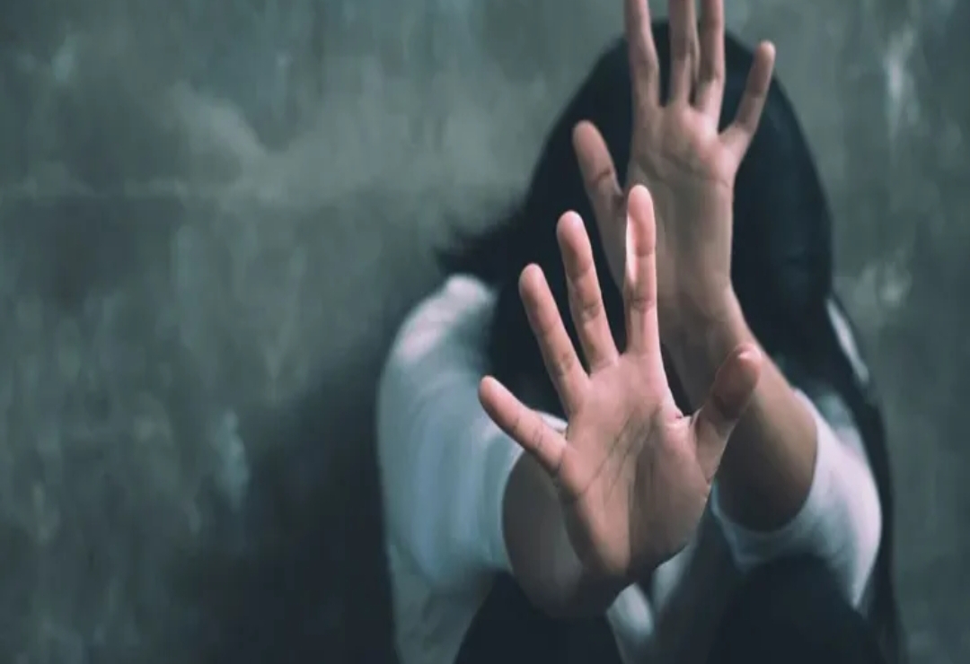 వివాహితపై వైసీపీ నాయకుడి అత్యాచారయత్నం