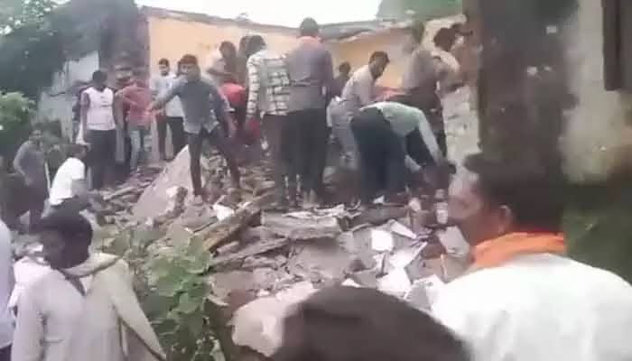 స్కూల్ పైకప్పు కూలి నలుగురు చిన్నారులు మృతి