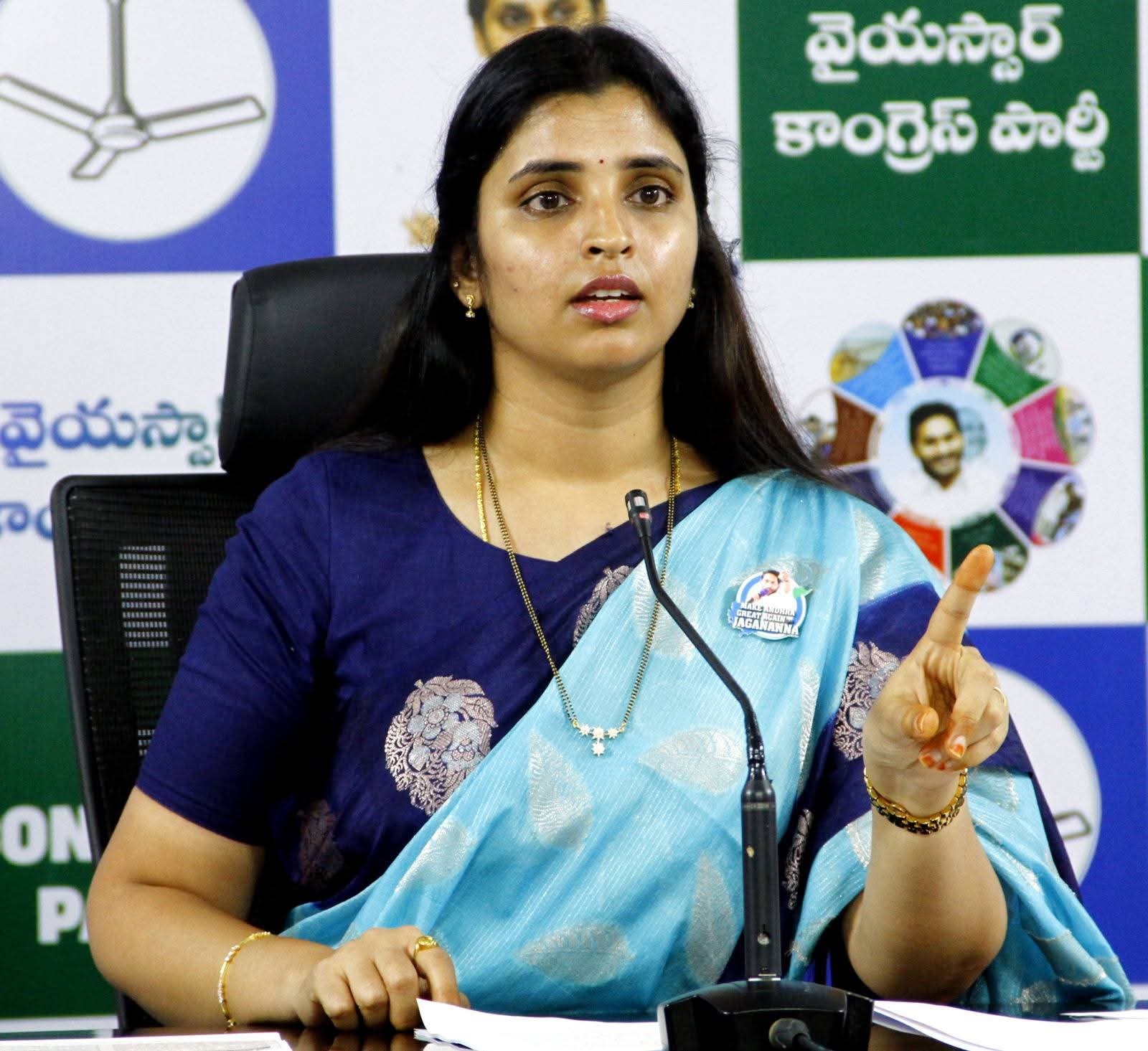 పరీక్షలు నిర్వహించడంలో విద్యాశాఖ మంత్రి ఫెయిల్: శ్యామల