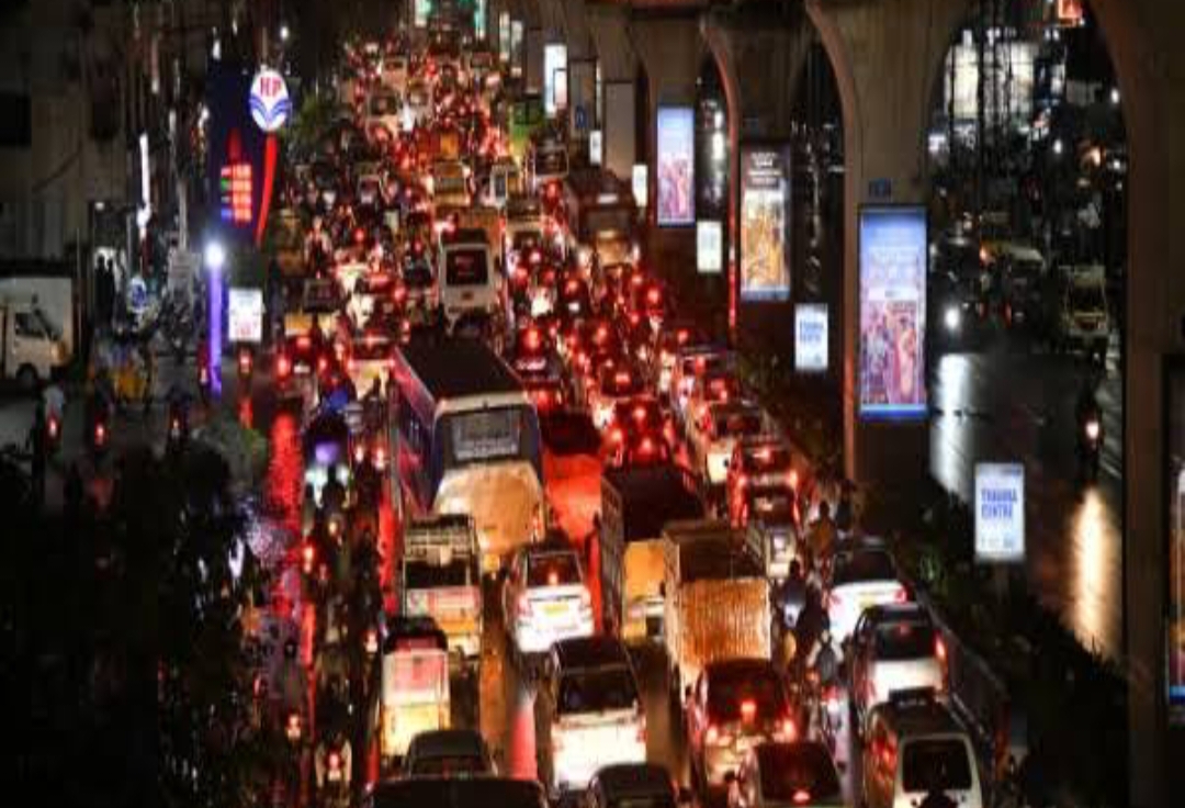 కుండపోత వర్షం.. భారీగా నిలిచిన ట్రాఫిక్