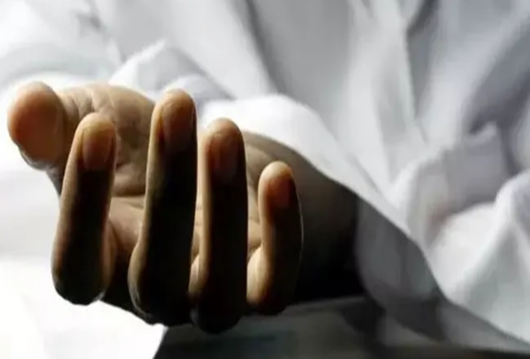 అక్కతో రాఖీ కట్టించుకుని వస్తూ..