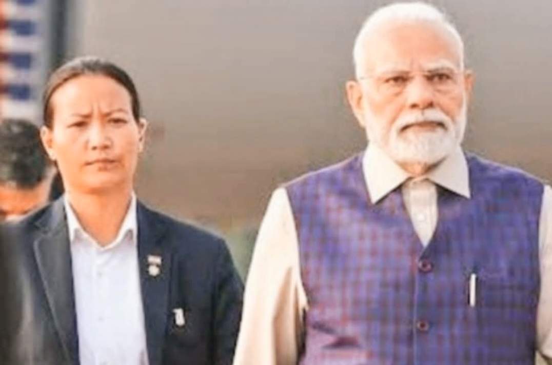 మోడీని టచ్ చేయాలంటే ముందు ఆమెను దాటాలి