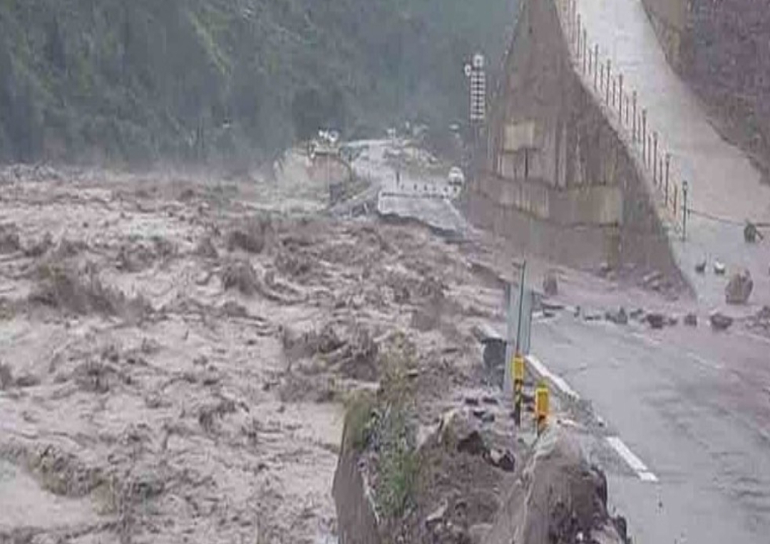 భారీ వరదల కారణంగా రహదారులు బంద్