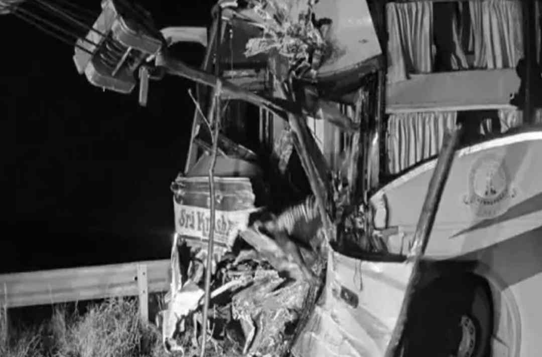 Breaking: నంద్యాల జిల్లాలో రెండు బస్సులు ఢీ.. ముగ్గురు మృతి