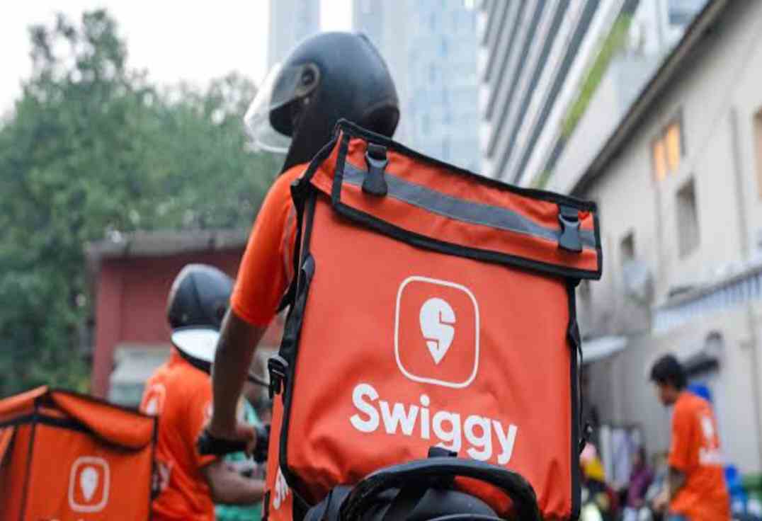 కస్టమర్లకు స్విగ్గీ షాక్.. ప్లాట్ ఫామ్ ఫీజు పెంపు
