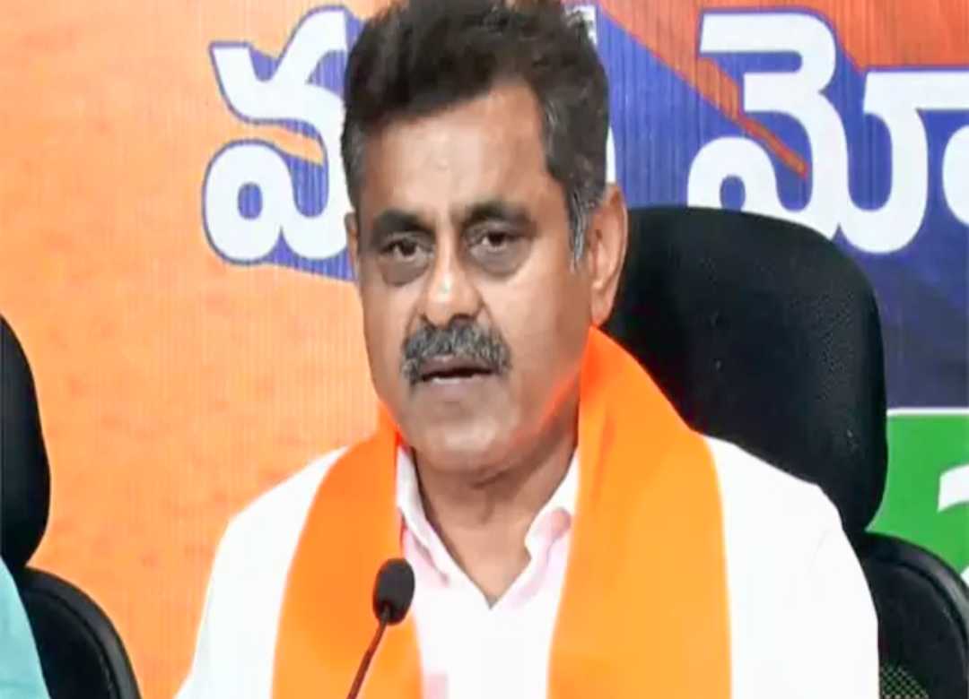 బిజెపి నేతకు కానుకగా ఫుట్ బాల్ పంపిన సొంత పార్టీ ఎంపీ