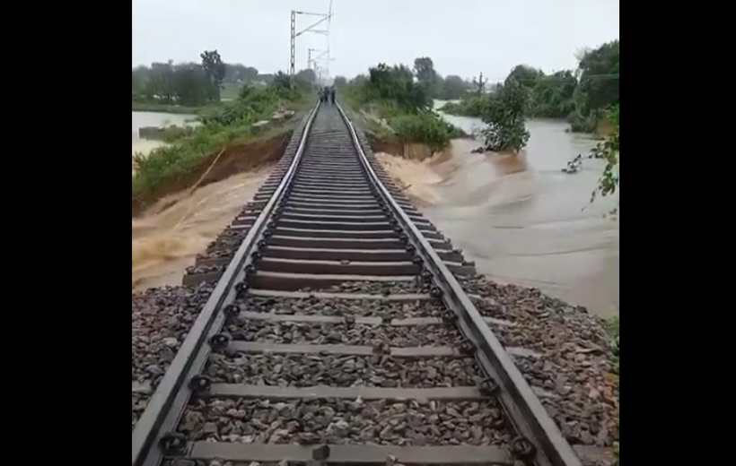 కొట్టుకపోయిన రైల్వే ట్రాక్.. నిలిచిన రైళ్ల రాకపోకలు
