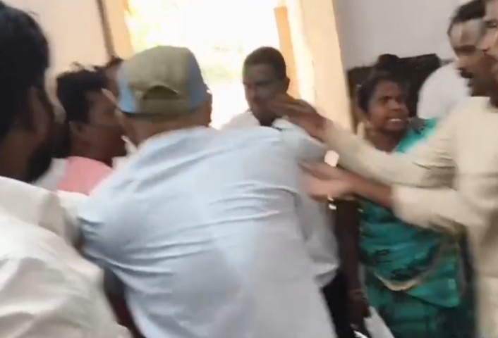 తహసీల్దార్ కార్యాలయంలోనే రైతు దంపతుల ఆత్మహత్యాయత్నం