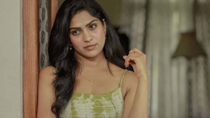 రామ్ చరణ్ కు తల్లి పాత్ర వదులుకున్న యంగ్ హీరోయిన్