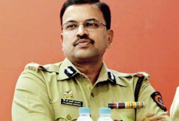 వైసీపీలో ఎంట్రీకి సీబీఐ మాజీ జేడీ రెడీ, నియోజకవర్గం ఫిక్స్, జగన్ కేసులపై ఇలా ..!