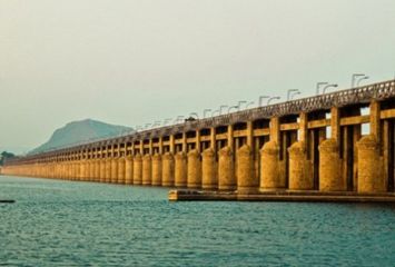 ప్రకాశం బ్యారేజీ వద్ద రాజకీయ హడావిడీ లో విషాదం..