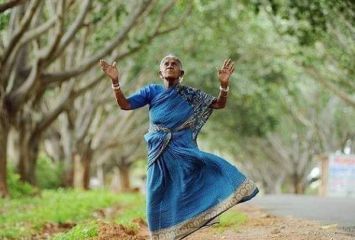 పిల్ల‌లు పుట్ట‌లేద‌ని చెట్ల‌ను పెంచుకుంది.. ఆమె నాటిన మొక్క‌ల విలువ తెలిస్తే షాక్ అవుతారు..!
