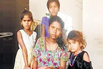 తల్లికి డెలివరీ చేసిన చిన్నారులు.