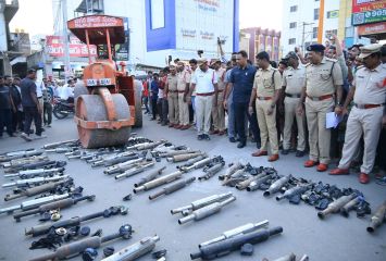 భారీ శబ్దాలు చేసుకుంటూ తిరిగే యువతపై జిల్లా ఎస్పీ కొరడా