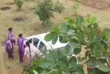 విద్యార్థులతో కారు కడిగించిన టీచరమ్మ