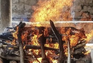 చనిపోయిన తండ్రిని రెండు ముక్కలు చేసి అంత్యక్రియలు!!