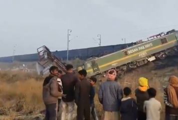 ఘోర రైలు ప్రమాదం.. నిలిచిన రైళ్ల రాకపోకలు